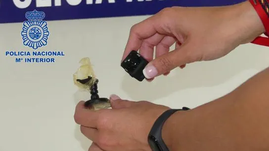 Imagen de la cámara que estaba en el portarrollos del papel higiénico en un baño de mujeres en Valencia Imagen de la cámara que estaba en el portarrollos del papel higiénico en un baño de mujeres en Valencia