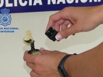 Imagen de la cámara que estaba en el portarrollos del papel higiénico en un baño de mujeres en Valencia Imagen de la cámara que estaba en el portarrollos del papel higiénico en un baño de mujeres en Valencia