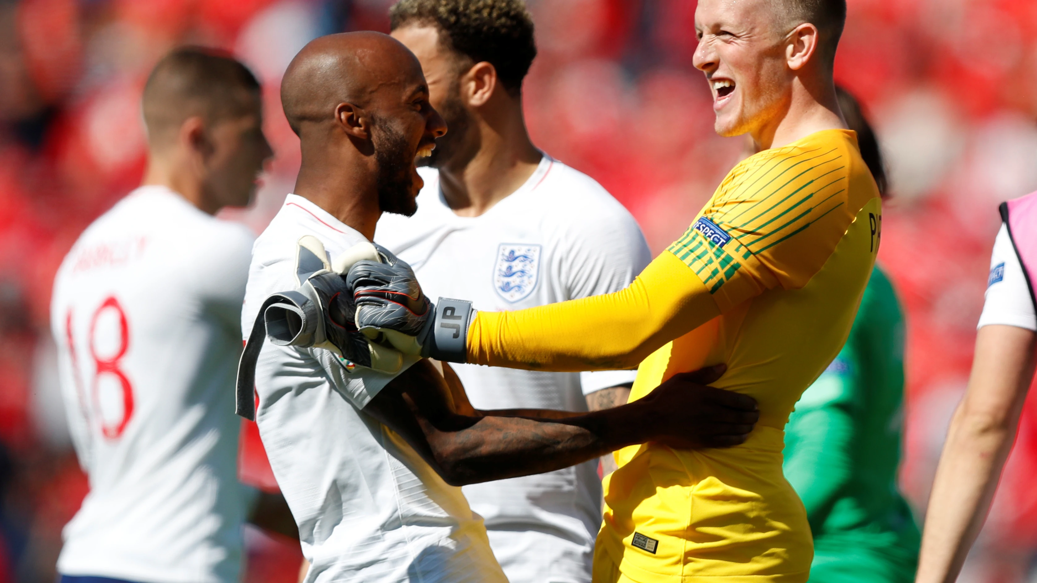 Pickford y Delph celebran el triunfo de la selección inglesa