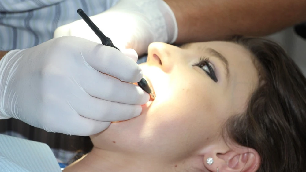 Mujer en la consulta del dentista.