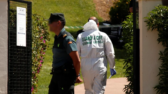 Guardias civiles en la entrada de la vivienda de Ayamonte en la que aparecieron los dos cuerpos Guardias civiles en la entrada de la vivienda de Ayamonte en la que aparecieron los dos cuerpos