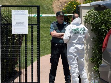 Vista de la vivienda en la que la Guardia Civil investiga como posible caso de violencia de género la muerte de un matrimonio en Ayamonte Vista de la vivienda en la que la Guardia Civil investiga como posible caso de violencia de género la muerte de un matrimonio en Ayamonte
