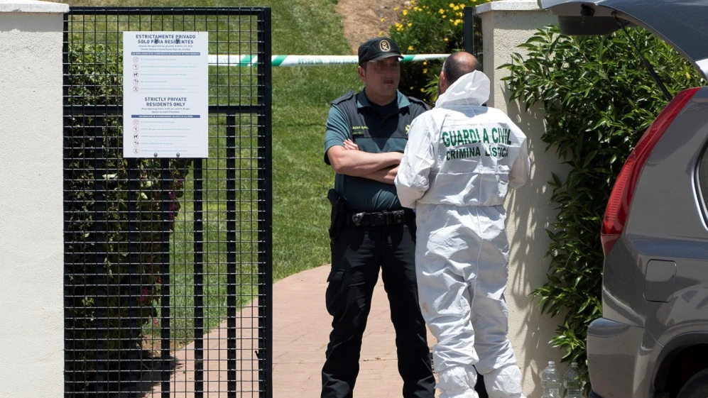 Vista de la vivienda en la que la Guardia Civil investiga como posible caso de violencia de género la muerte de un matrimonio en Ayamonte