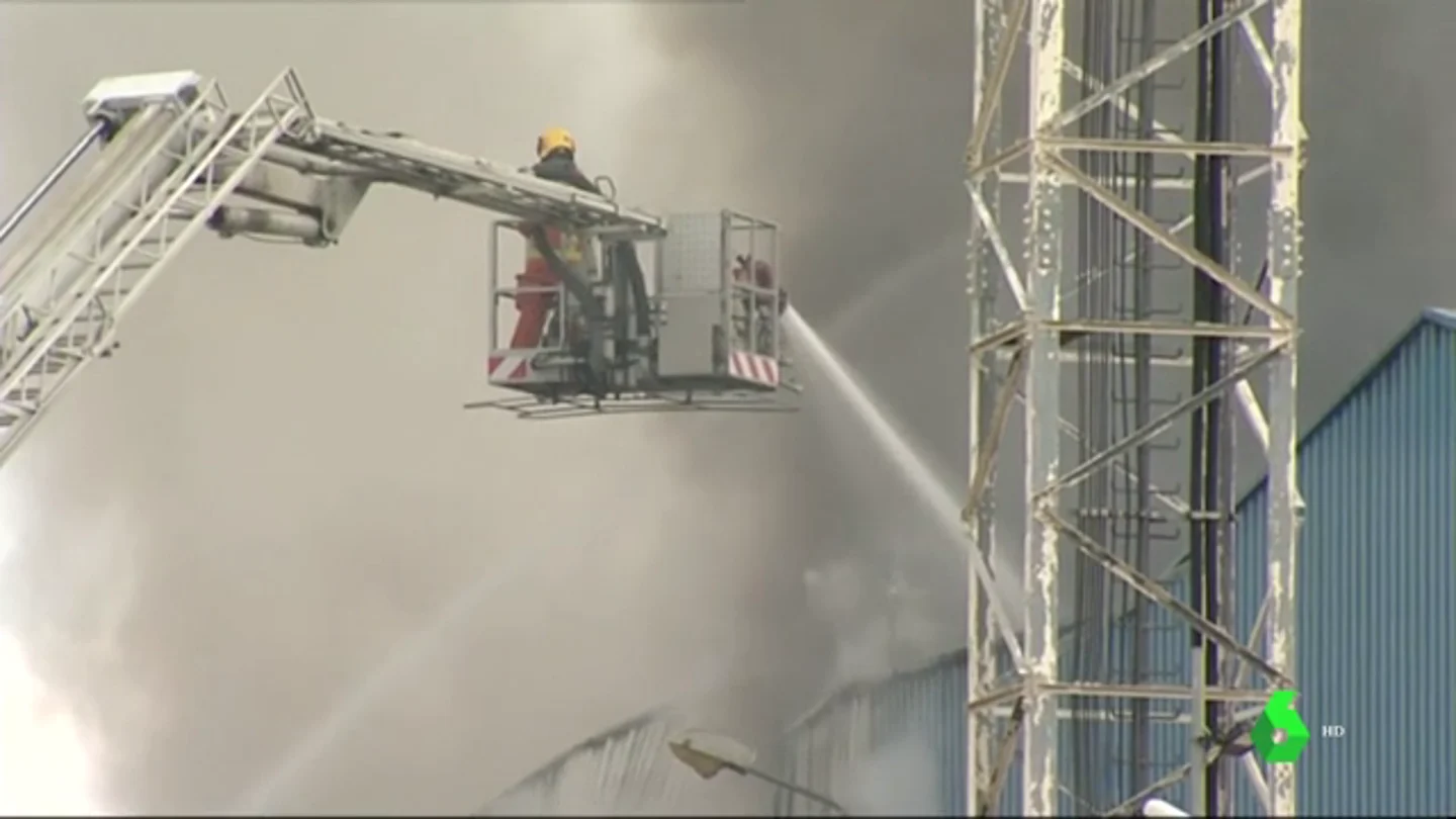 Incendio en una planta de reciclaje en un polígono de Riba-Roja de Túria Incendio en una planta de reciclaje en un polígono de Riba-Roja de Túria
