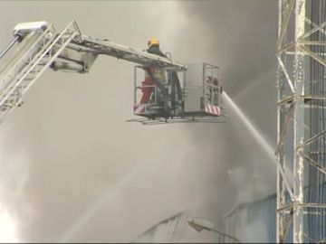Incendio en una planta de reciclaje en un polígono de Riba-Roja de Túria Incendio en una planta de reciclaje en un polígono de Riba-Roja de Túria