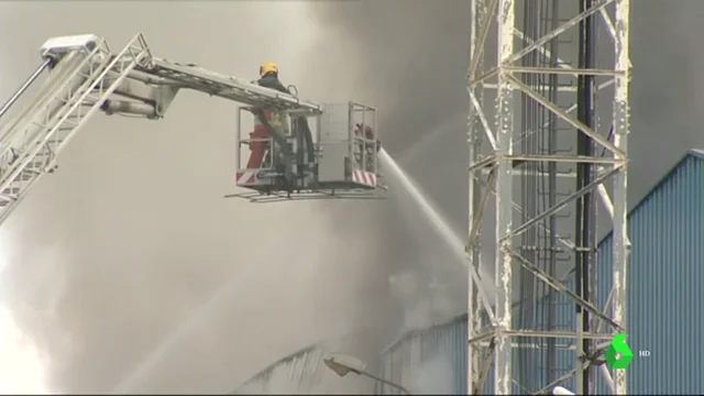 Incendio en una planta de reciclaje en un polígono de Riba-Roja de Túria