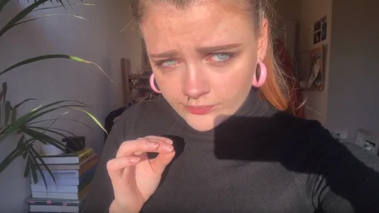 Abi Haywood es una estudiante que vende vídeos suyos estornudando para pagar la Universidad. Abi Haywood es una estudiante que vende vídeos suyos estornudando para pagar la Universidad.