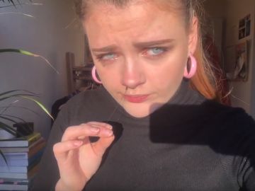 Abi Haywood es una estudiante que vende vídeos suyos estornudando para pagar la Universidad. Abi Haywood es una estudiante que vende vídeos suyos estornudando para pagar la Universidad.