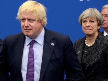 May observando a Boris Johnson May observando a Boris Johnson