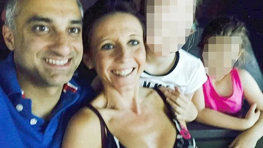 Babur Karamat Raja, Natalie Queiroz y las dos hijas de esta, en una foto familiar antes del suceso. Babur Karamat Raja, Natalie Queiroz y las dos hijas de esta, en una foto familiar antes del suceso.