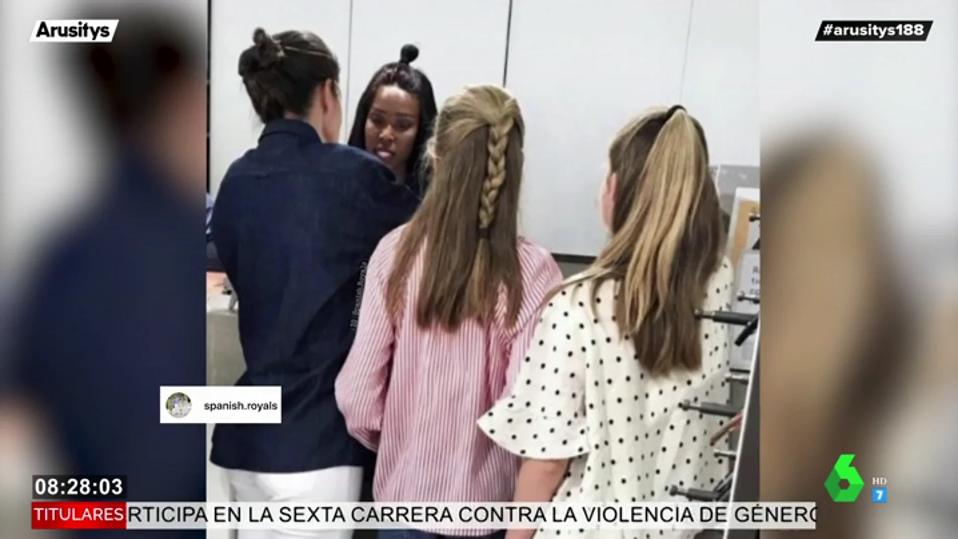 La foto viral de la reina Letizia de compras en pleno centro de Madrid junto a la princesa Leonor y la infanta Sofía