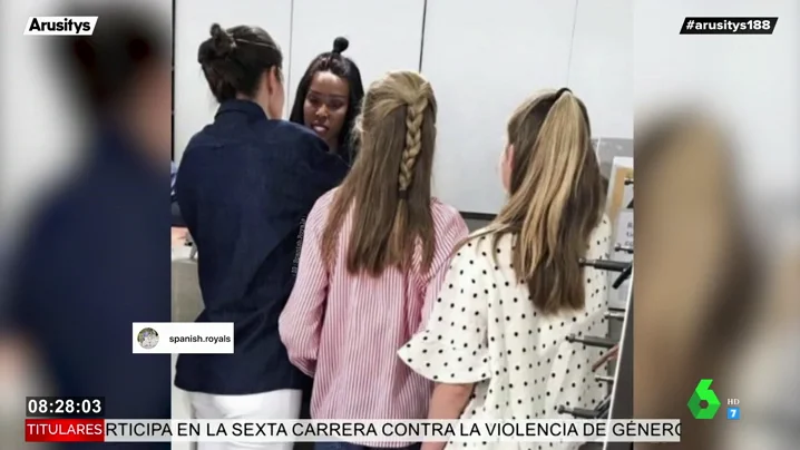 La foto viral de la reina Letizia de compras en pleno centro de Madrid junto a la princesa Leonor y la infanta Sofía