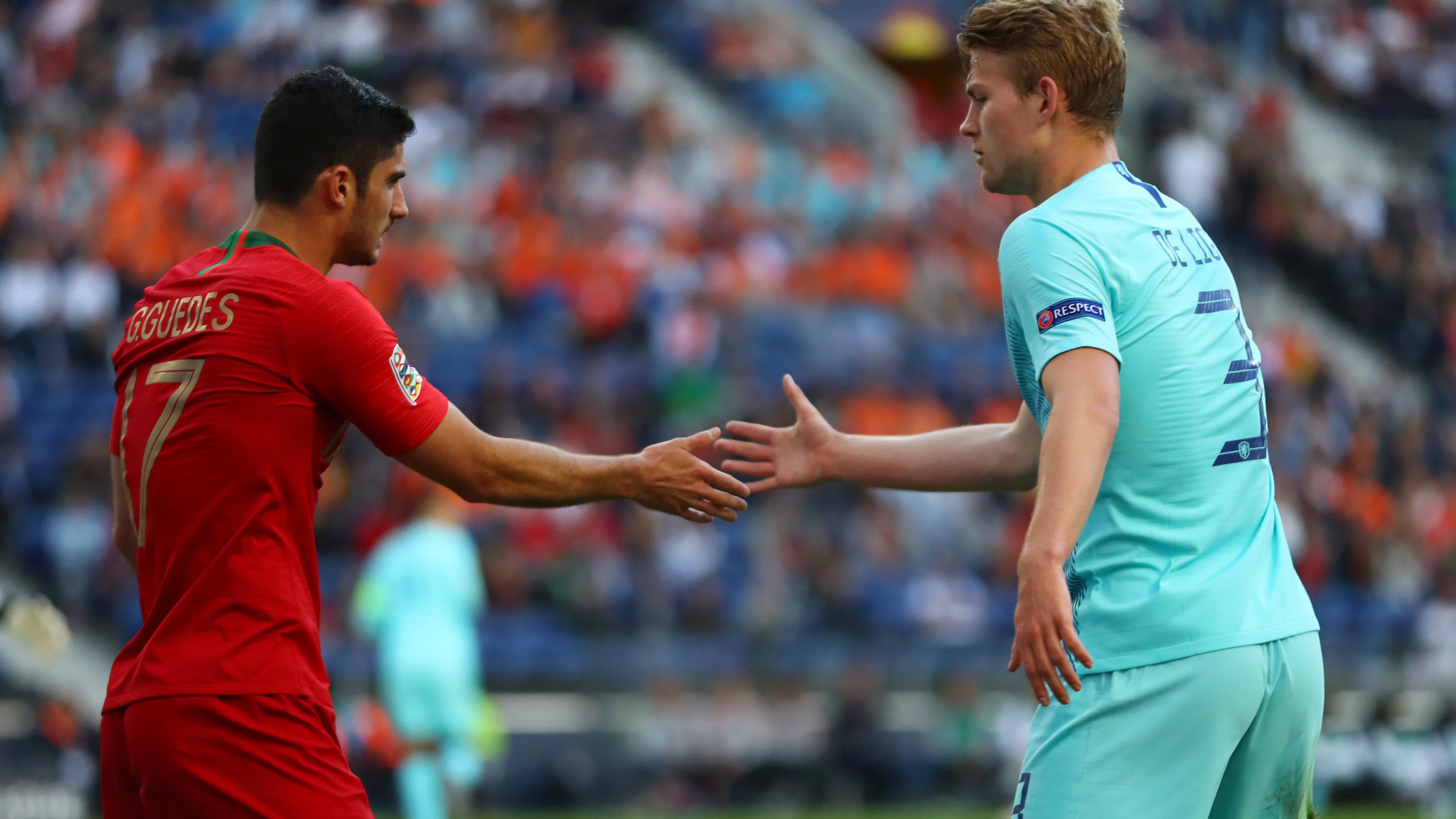 De Ligt saluda a Guedes durante la final de la Nations League