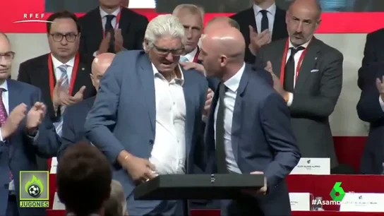 La RFEF entrega la insignia de oro y brillantes a Reyes: su padre la recogió entre lágrimas La RFEF entrega la insignia de oro y brillantes a Reyes: su padre la recogió entre lágrimas