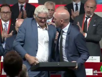 La RFEF entrega la insignia de oro y brillantes a Reyes: su padre la recogió entre lágrimas La RFEF entrega la insignia de oro y brillantes a Reyes: su padre la recogió entre lágrimas