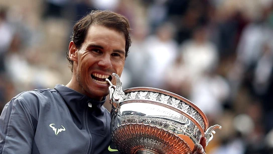 Nadal 'muerde' el trofeo de Roland Garros Nadal 'muerde' el trofeo de Roland Garros