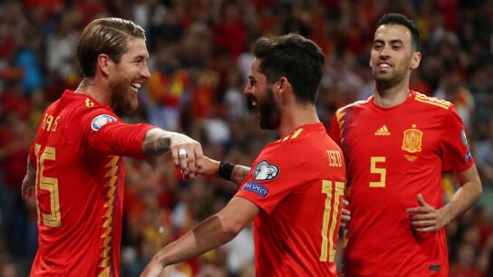 Sergio Ramos celebra con sus compa&ntilde;eros su gol de penalti