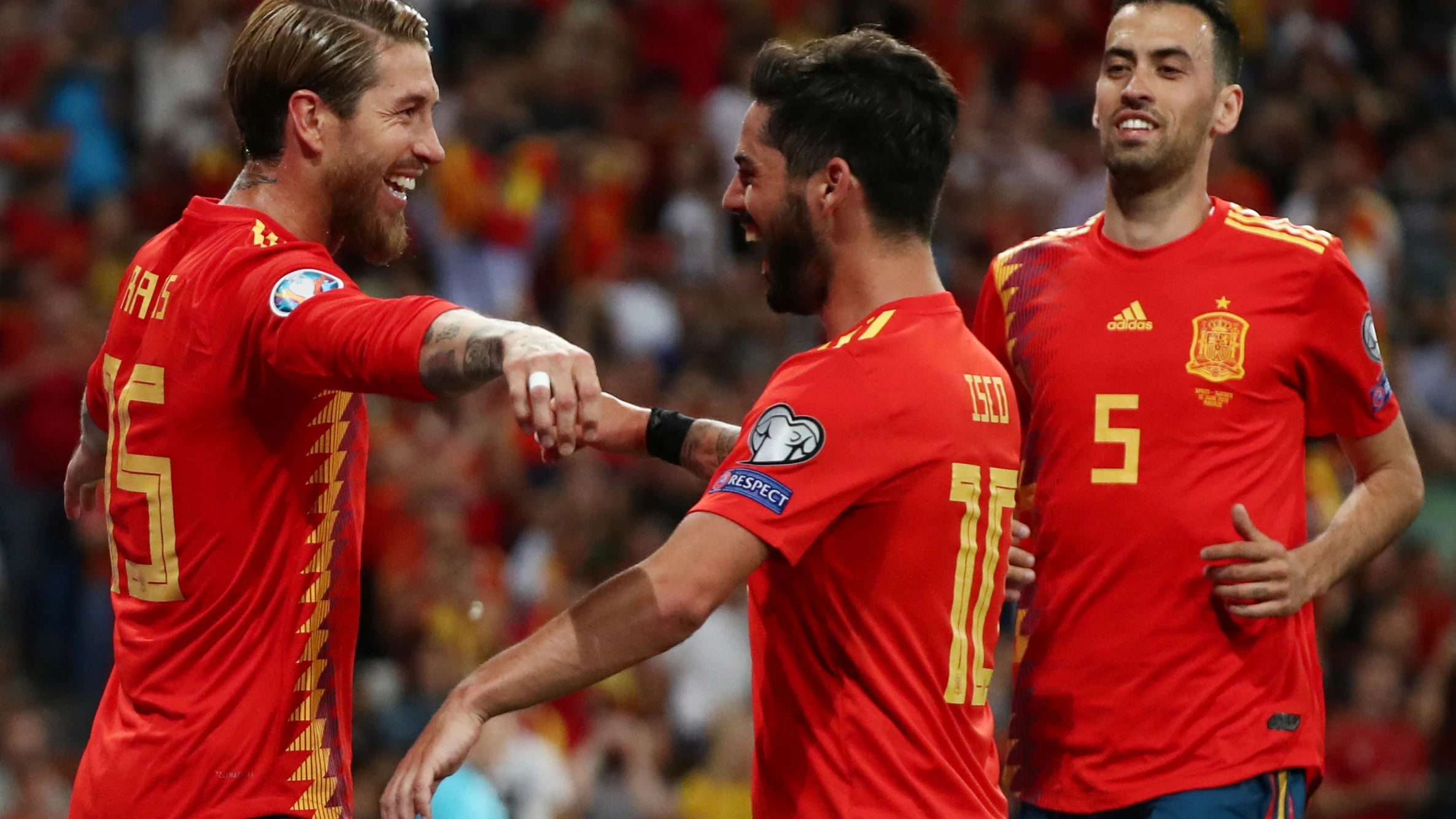 Sergio Ramos celebra con sus compañeros su gol de penalti