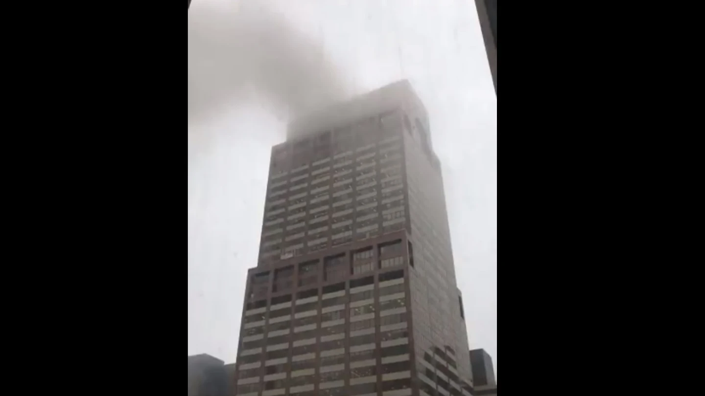 Un helicóptero se estrella en Manhattan Un helicóptero se estrella en Manhattan
