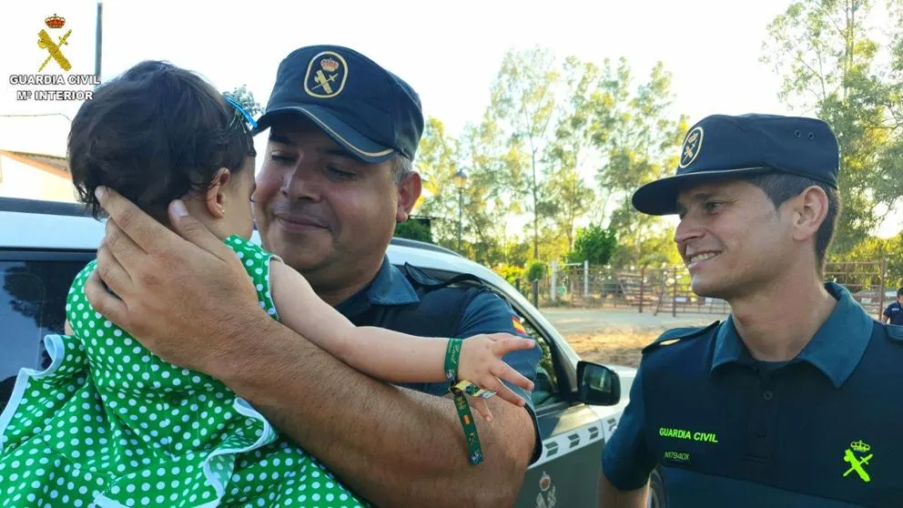 Los agentes junto a la niña