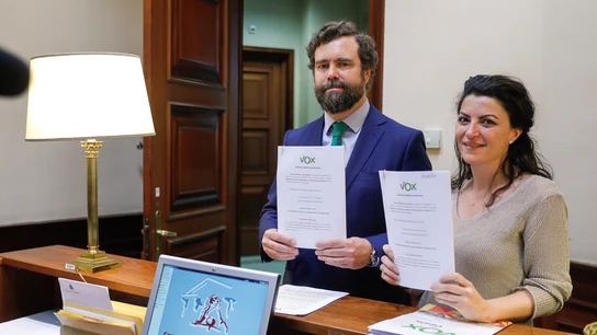 El portavoz de Vox, Iván Espinosa de los Monteros, y la secretaria general del grupo parlamentario, Macarena Olona El portavoz de Vox, Iván Espinosa de los Monteros, y la secretaria general del grupo parlamentario, Macarena Olona