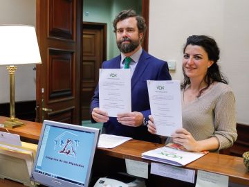 El portavoz de Vox, Iván Espinosa de los Monteros, y la secretaria general del grupo parlamentario, Macarena Olona El portavoz de Vox, Iván Espinosa de los Monteros, y la secretaria general del grupo parlamentario, Macarena Olona
