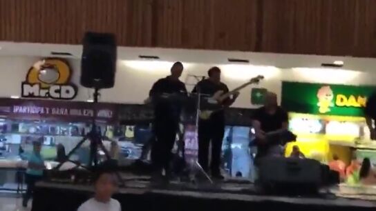 El surrealista v&iacute;deo que muestra c&oacute;mo una banda toca la canci&oacute;n de Titanic mientras se inunda un centro comercial