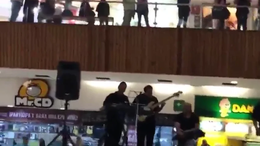 El surrealista vídeo que muestra cómo una banda toca la canción de Titanic mientras se inunda un centro comercial