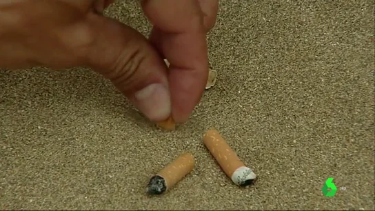 Cigarrillos en la arena de una playa. ¿Se debería prohibir fumar en todas las playas españolas?