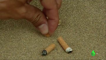 Cigarrillos en la arena de una playa.