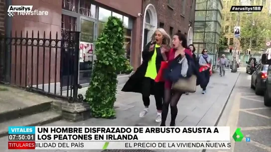 Esta es la cámara oculta (con susto incluido) que te hará ir alerta en plena calle Esta es la cámara oculta (con susto incluido) que te hará ir alerta en plena calle