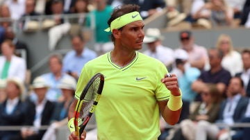 Nadal celebra un punto ante Thiem en la final de Roland Garros