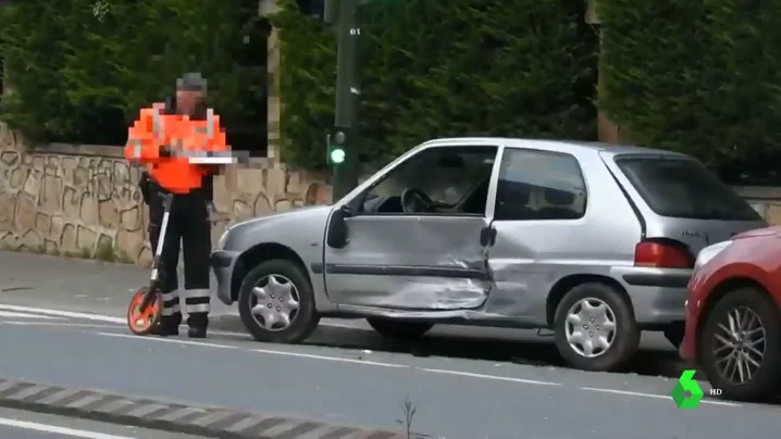 Imagen del vehículo que ha sido embestido por un hombre para atropellar a su expareja