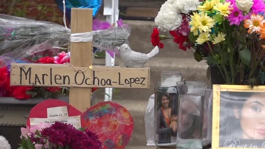 Flores en recuerdo de Marlen Ochoa-Uriostegui Flores en recuerdo de Marlen Ochoa-Uriostegui
