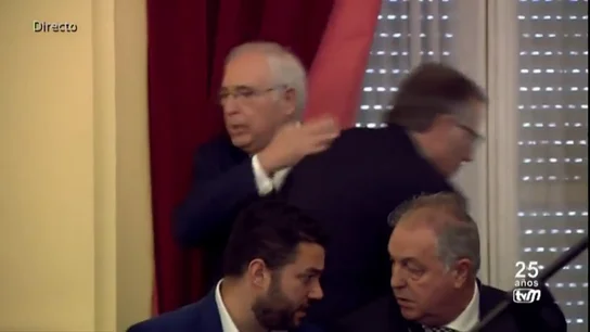 Máxima tensión en Melilla: el único diputado de Cs se convierte en presidente al grito de "traidor" Máxima tensión en Melilla: el único diputado de Cs se convierte en presidente al grito de "traidor"