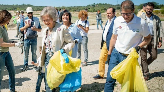 La reina Sofía recogiendo basura en un entorno natural La reina Sofía recogiendo basura en un entorno natural