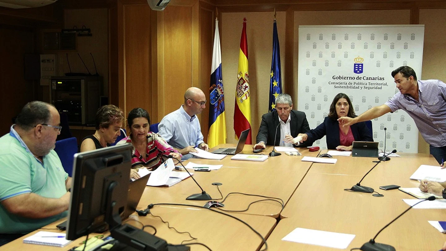 Miembros del Comité científico de evaluación y seguimiento de fenómenos volcánicos del Gobierno de Canarias Miembros del Comité científico de evaluación y seguimiento de fenómenos volcánicos del Gobierno de Canarias
