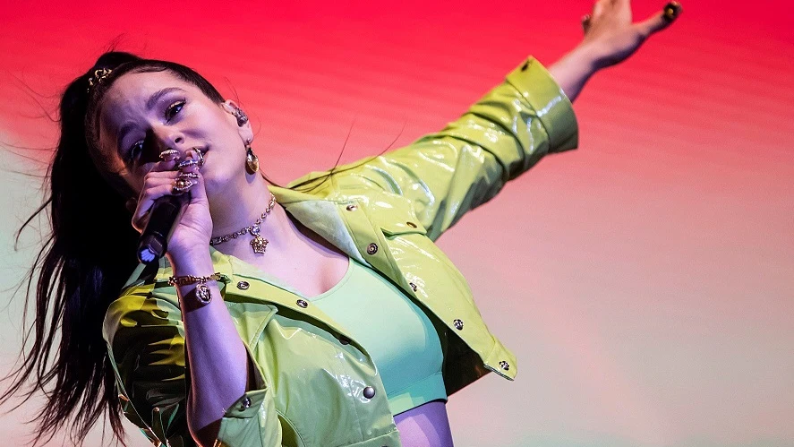 La cantante Rosalía durante su actuación en el festival 'O Son do Camiño'