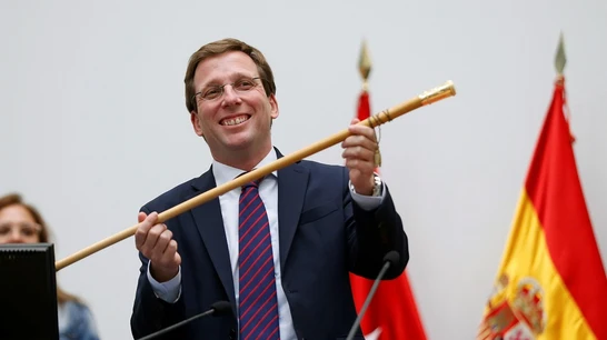 Almeida muestra el bastón de mando tras la constitución del nuevo ayuntamiento de Madrid