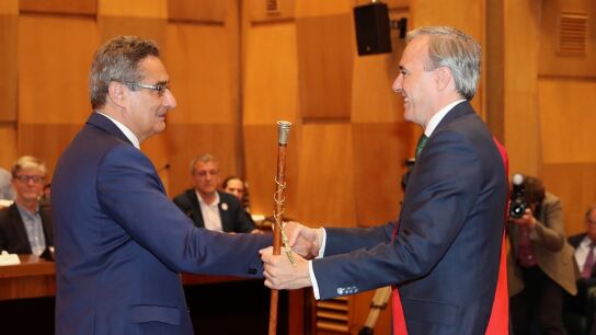 Jorge Azc&oacute;n recoge el bast&oacute;n de alcalde de Zaragoza