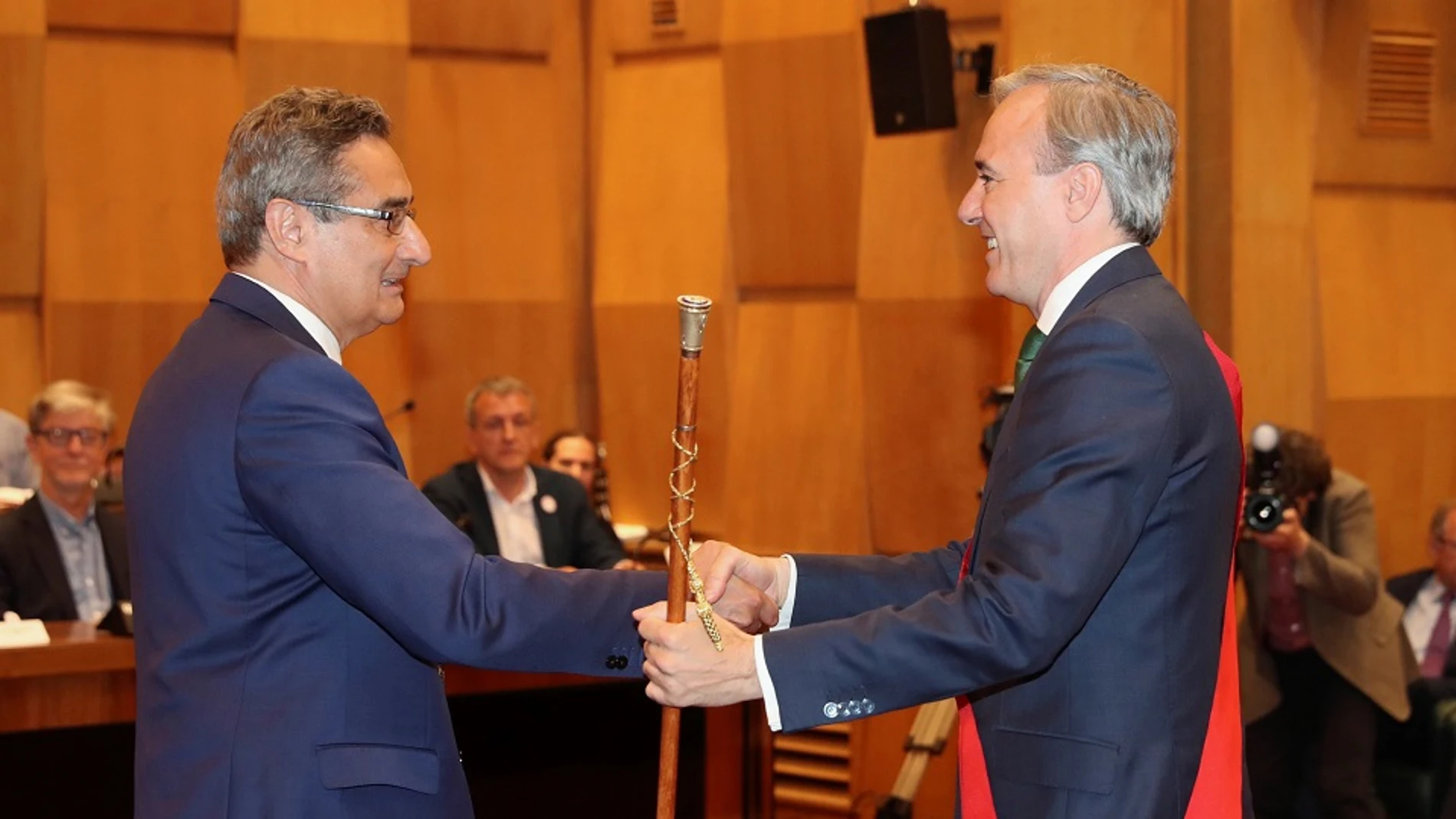 Jorge Azcón recoge el bastón de alcalde de Zaragoza