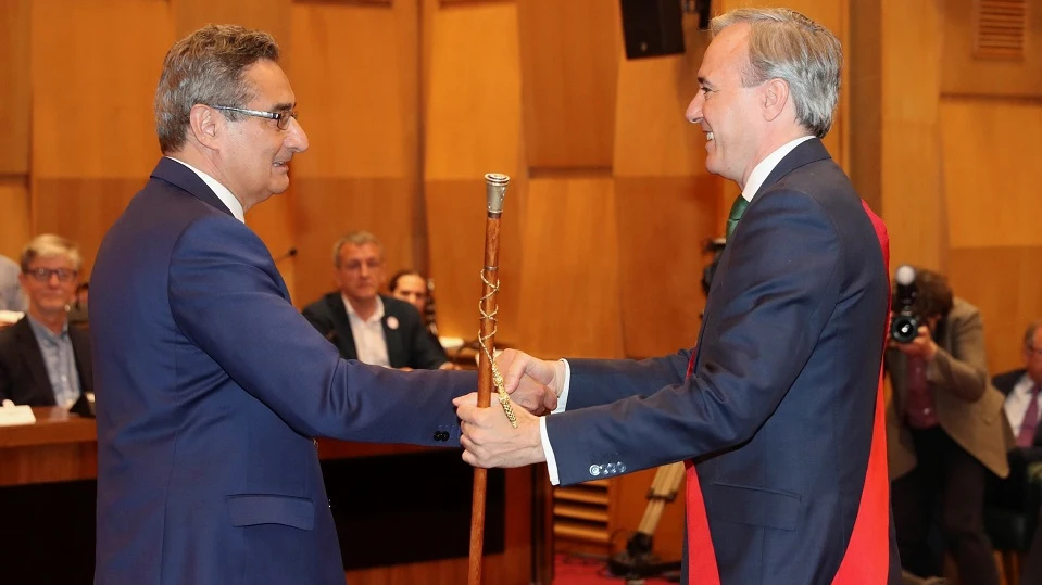 Jorge Azcón recoge el bastón de alcalde de Zaragoza