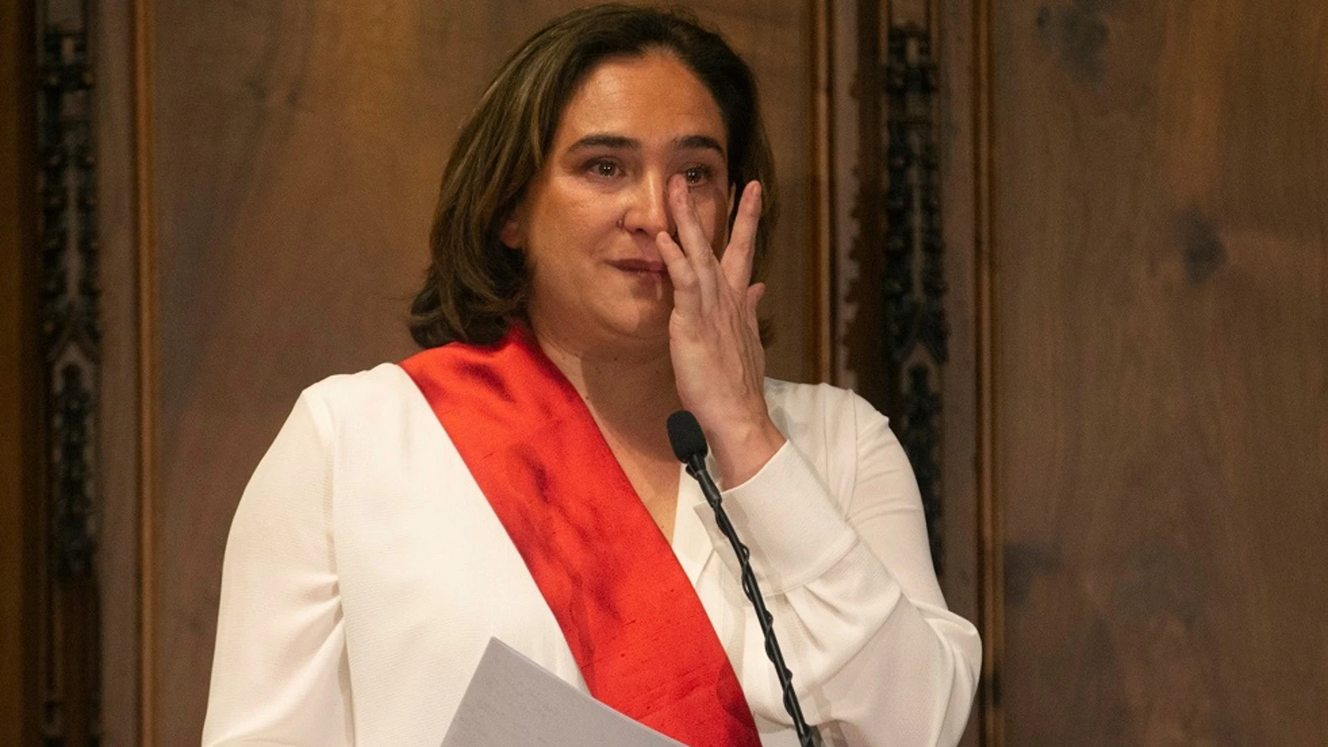 Colau, emocionada tras ser reelegida alcaldesa de Barcelona