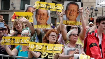 Independentistas protestan contra Colau y el PSC ante el Ayuntamiento de Barcelona