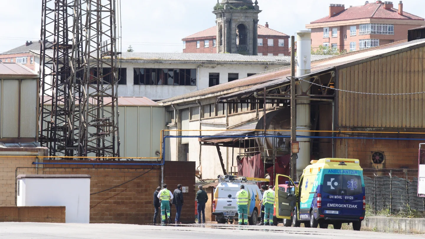 Muere un hombre tras electrocutarse mientras robaba cable eléctrico en una empresa de Vitoria Muere un hombre tras electrocutarse mientras robaba cable eléctrico en una empresa de Vitoria