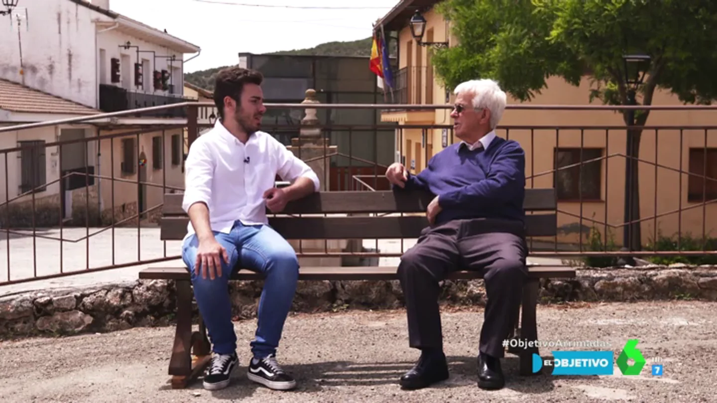 Un alcalde de 18 años y otro de 86, frente a frente: "Los políticos profesionales pierden el contacto con la calle" Un alcalde de 18 años y otro de 86, frente a frente: "Los políticos profesionales pierden el contacto con la calle"