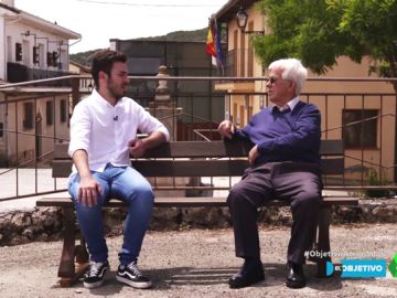 Un alcalde de 18 años y otro de 86, frente a frente: "Los políticos profesionales pierden el contacto con la calle" Un alcalde de 18 años y otro de 86, frente a frente: "Los políticos profesionales pierden el contacto con la calle"