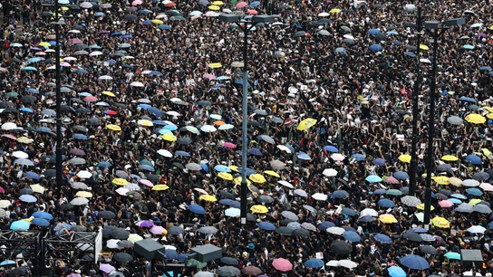Cientos de miles de hongkoneses salieron hoy a las calles para pedir la retirada completa del proyecto de ley de extradición y la dimisión de la jefa del Ejecutivo. Cientos de miles de hongkoneses salieron hoy a las calles para pedir la retirada completa del proyecto de ley de extradición y la dimisión de la jefa del Ejecutivo.