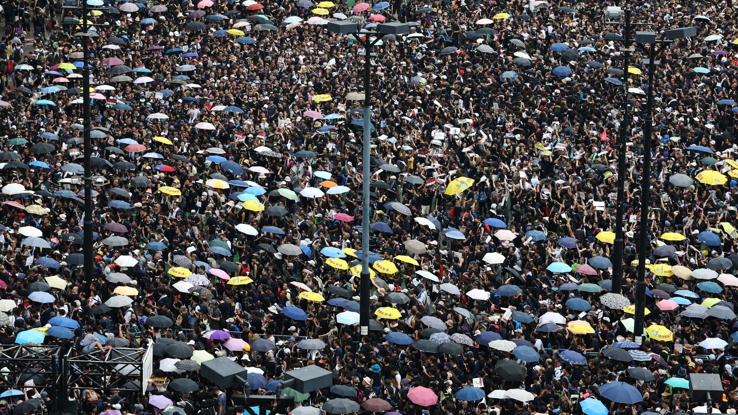 Cientos de miles de hongkoneses salieron hoy a las calles para pedir la retirada completa del proyecto de ley de extradición y la dimisión de la jefa del Ejecutivo. Cientos de miles de hongkoneses salieron hoy a las calles para pedir la retirada completa del proyecto de ley de extradición y la dimisión de la jefa del Ejecutivo.