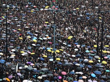 Cientos de miles de hongkoneses salieron hoy a las calles para pedir la retirada completa del proyecto de ley de extradición y la dimisión de la jefa del Ejecutivo. Cientos de miles de hongkoneses salieron hoy a las calles para pedir la retirada completa del proyecto de ley de extradición y la dimisión de la jefa del Ejecutivo.